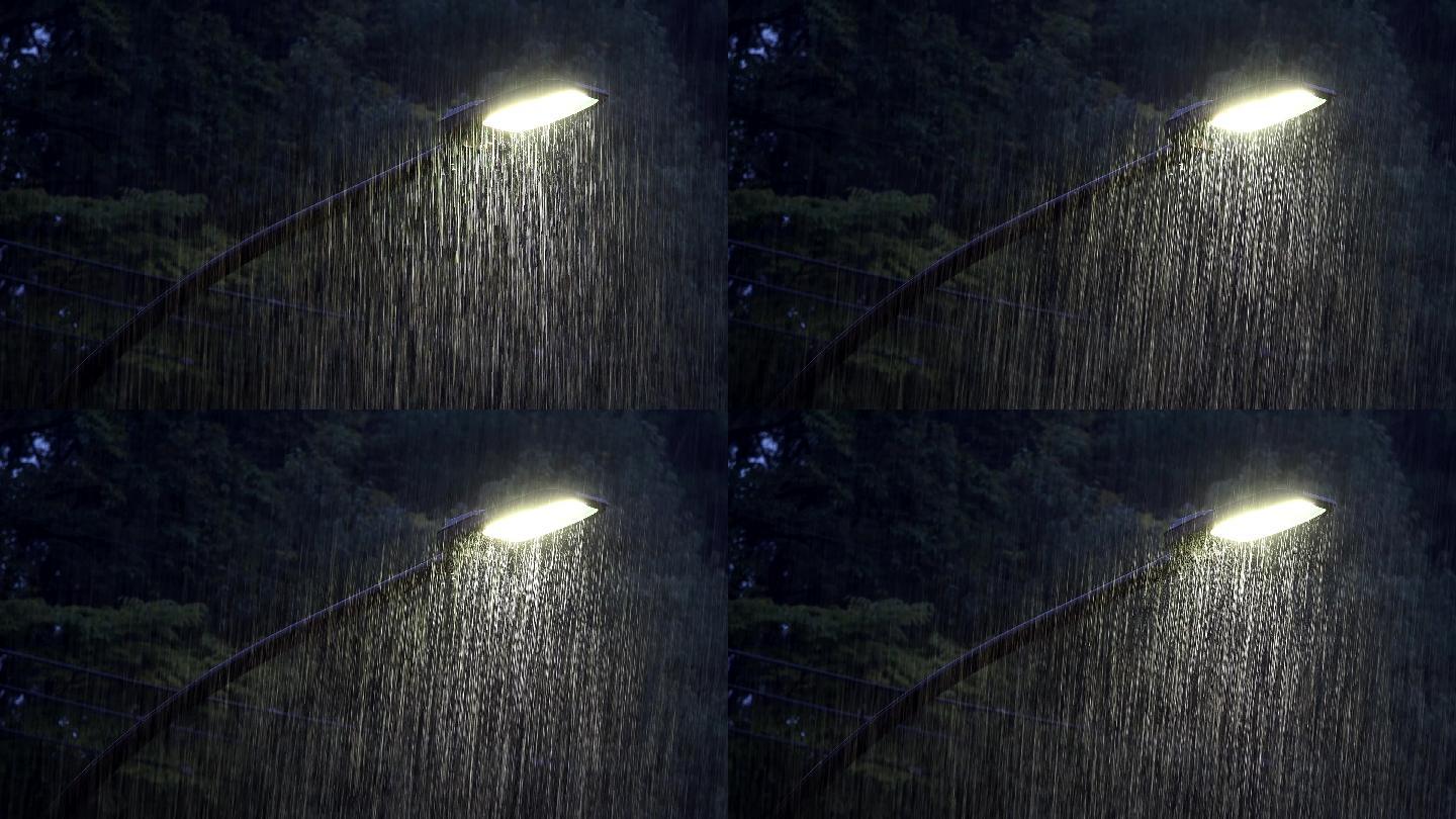 东京的大雨和路灯雨中的路灯下大雨