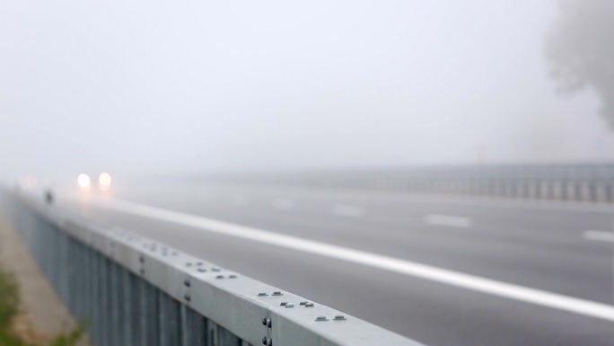 雾天高速公路上的交通