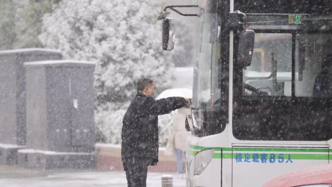 公交司机下雪天清理积雪