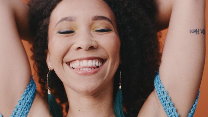 微笑的女人女性时尚电商模特美女护肤广告拍