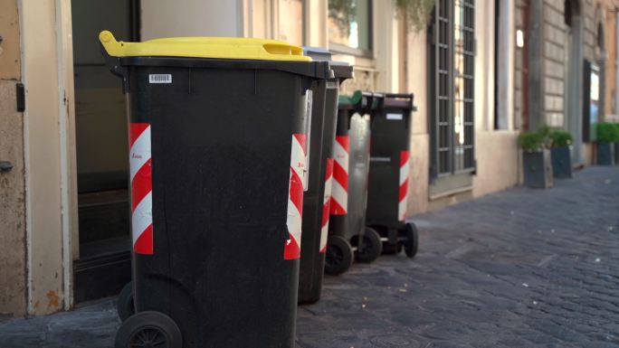 罗马街头的塑料垃圾箱。