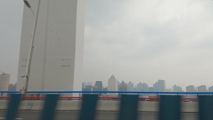白天上海黄埔江大桥车左空镜