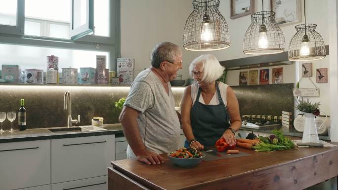 老年夫妇在家庭厨房准备午餐