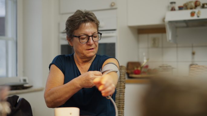 妇女在家检查血压国外老人老奶奶生病量血压