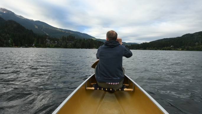 在湖上划独木舟孤独老人老年人户外运动