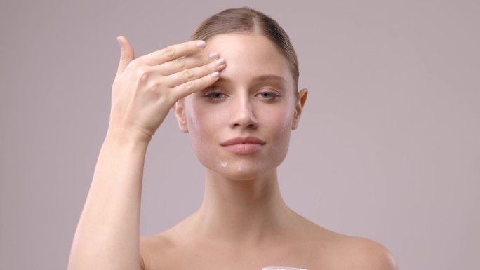 女人在脸上涂面霜护肤品模特护肤肌肤精华