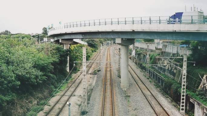 轨道高架及动车行驶