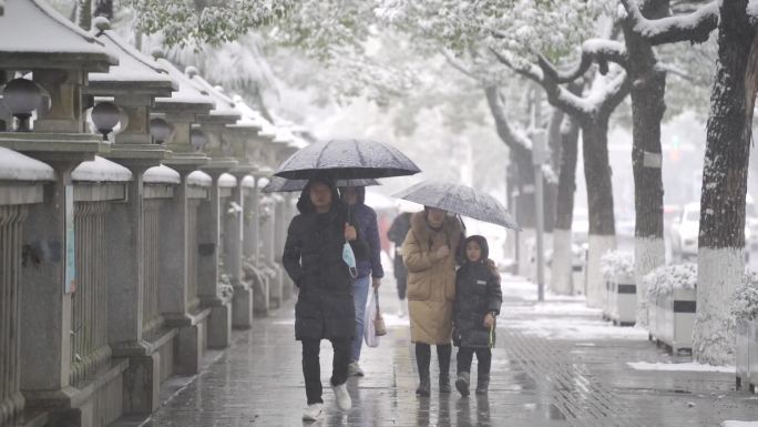 下雪天街道上的行人路人