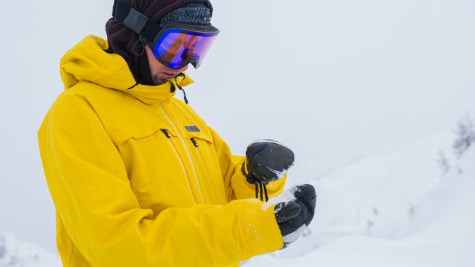 滑雪运动员重新调整他的手套