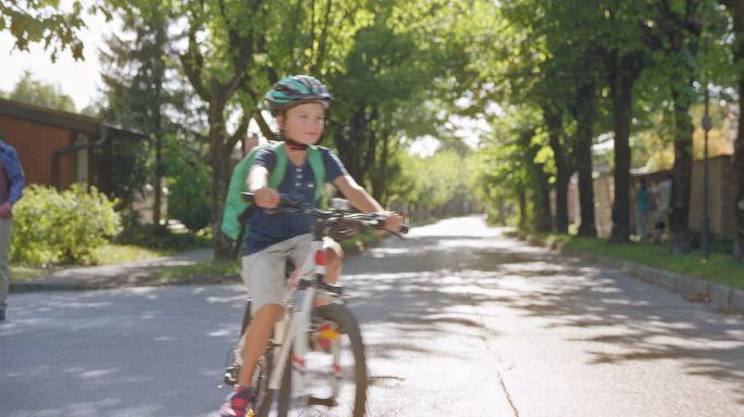 骑自行车的小男孩越野车山地车小孩骑车上学