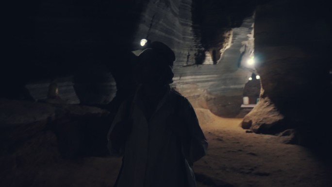 一位探索洞穴的女性游客