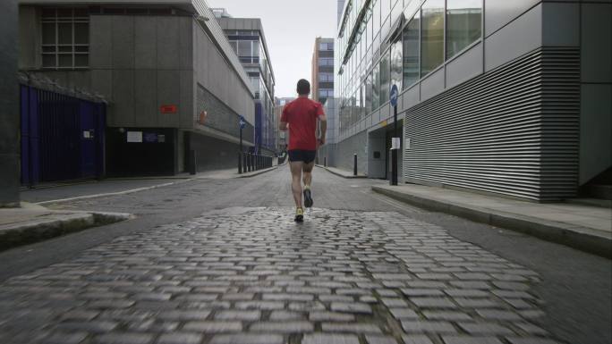 运动员在街道上慢跑