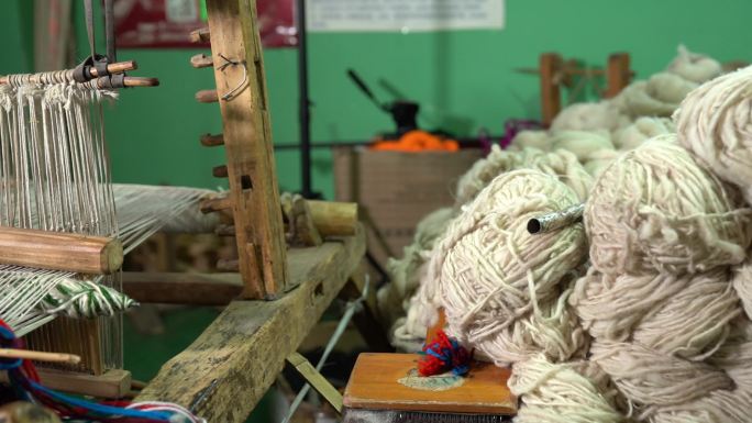 老式复古织布机藏族织氆氇机