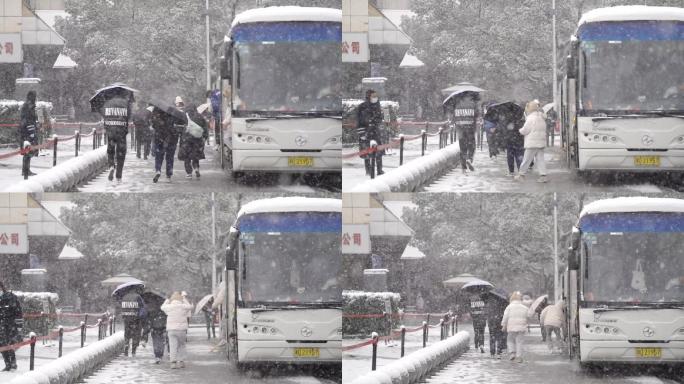 下雪旅游团游客下大巴车