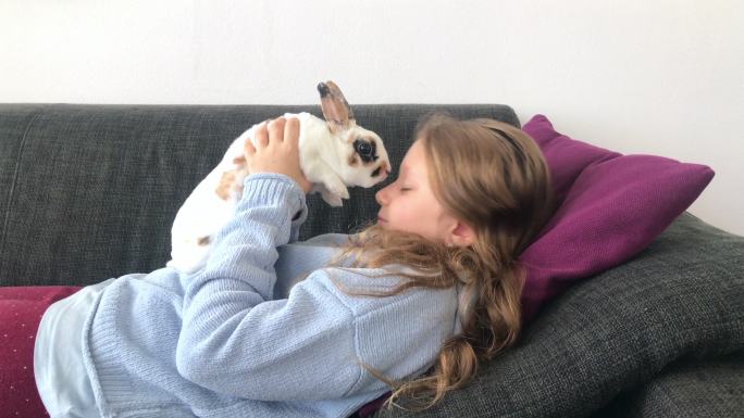 小女孩在家里玩白兔