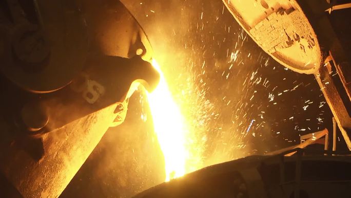 冶金厂的钢铁生产重工业高温炼钢铜液钢水