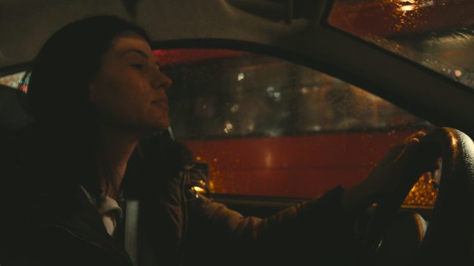 雨天晚上开车的女人