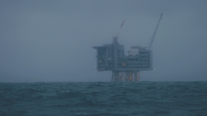 北海石油钻井平台暴风雨作业惊涛骇浪海面浪