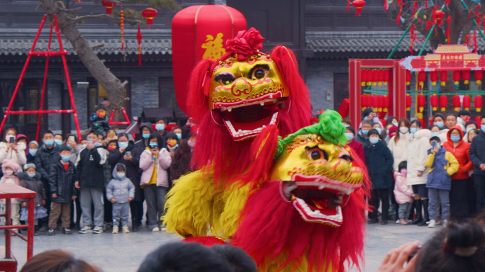 中国民间舞狮子，百姓围观