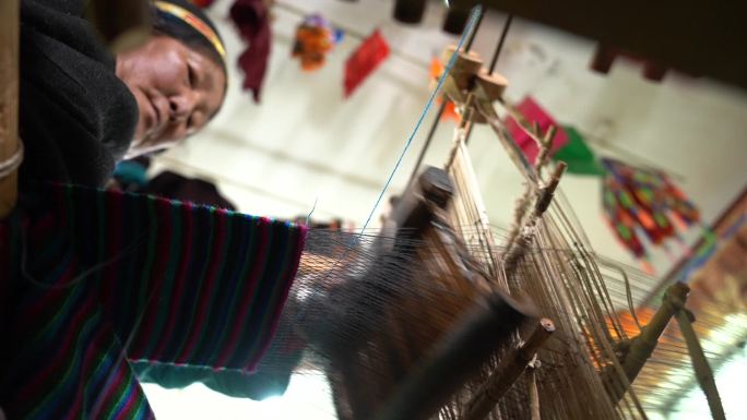 织布的藏族妇女操作纺织机