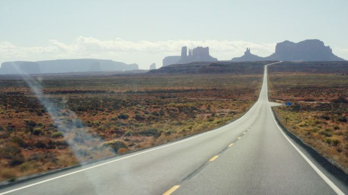 沙漠中的一条高速公路