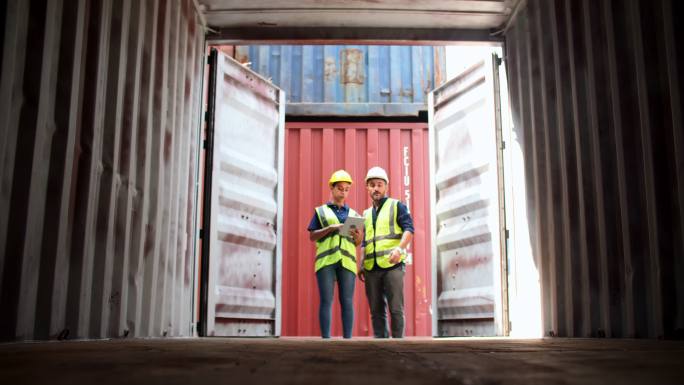 工人打开集装箱货物检查产品物流货物运输