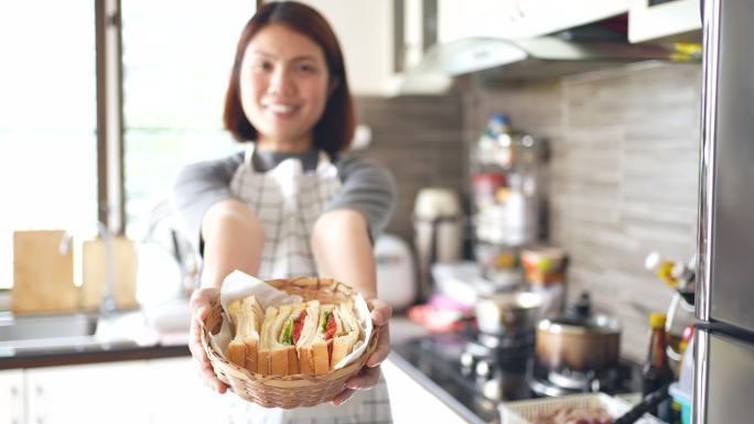 女主厨端上一份三明治