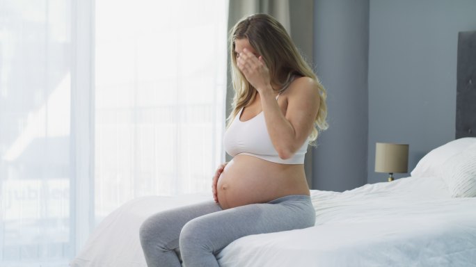 怀孕的年轻女人孕妇肚子月子中心胎教母婴孕