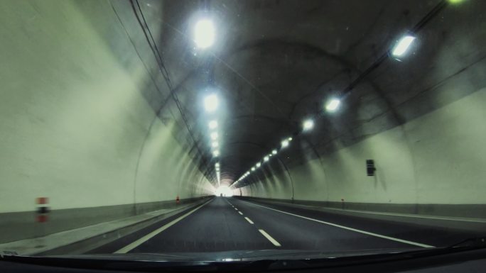 驾车穿越隧道白光转场公路行驶第一视角
