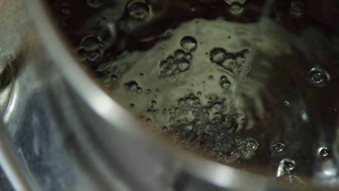 在酒厂的酒精蒸馏过程中，水会倒入金属储罐