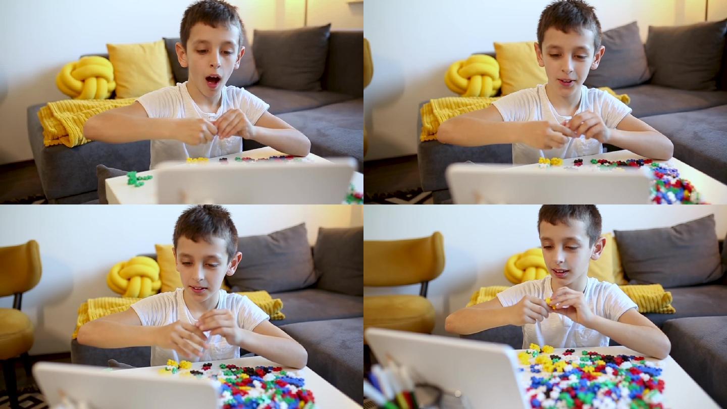 小男孩正在客厅里玩塑料拼图