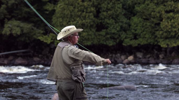 男人在河里钓鱼钓鱼垂钓生活气息休闲唯美