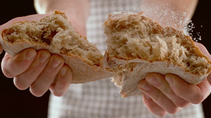 撕开一条面包掰碎慢动作升格