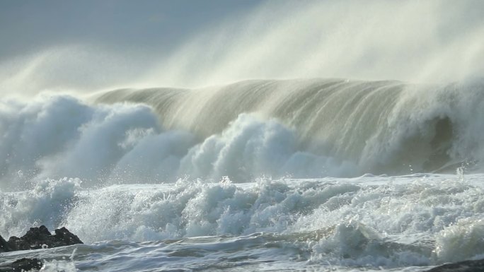 极端海浪摧毁海岸大海浪花风浪大浪巨浪海啸