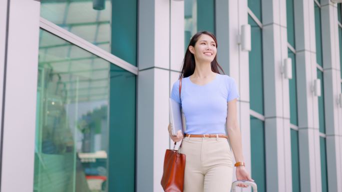 准备出差的女人差旅行李箱公文包