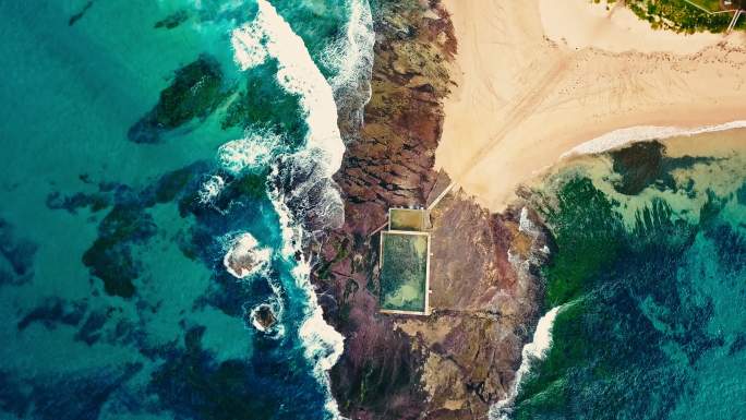 澳大利亚莫纳谷海滩的天然泳池