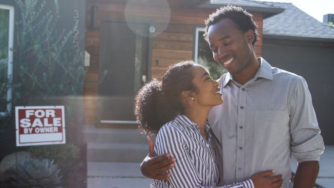 微笑的夫妇生活黑人两口之家小情侣抱着