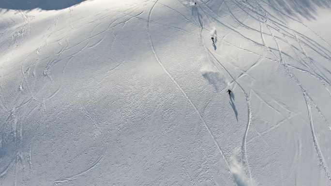 一群极限滑雪运动员在斜坡上滑雪