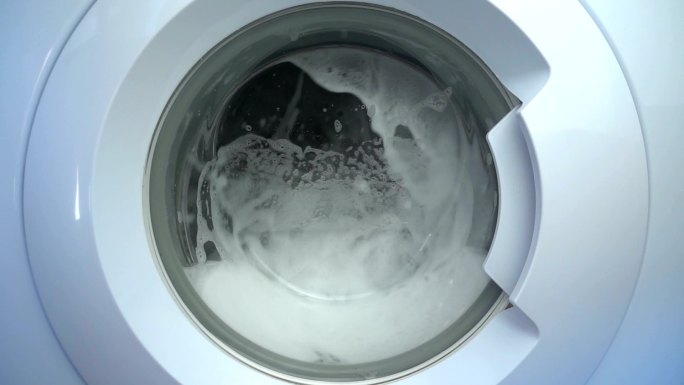 洗衣机舷窗的特写镜头