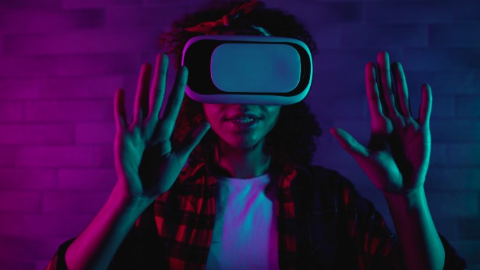 体验VR的女人广告宣传片视频素材未来世界