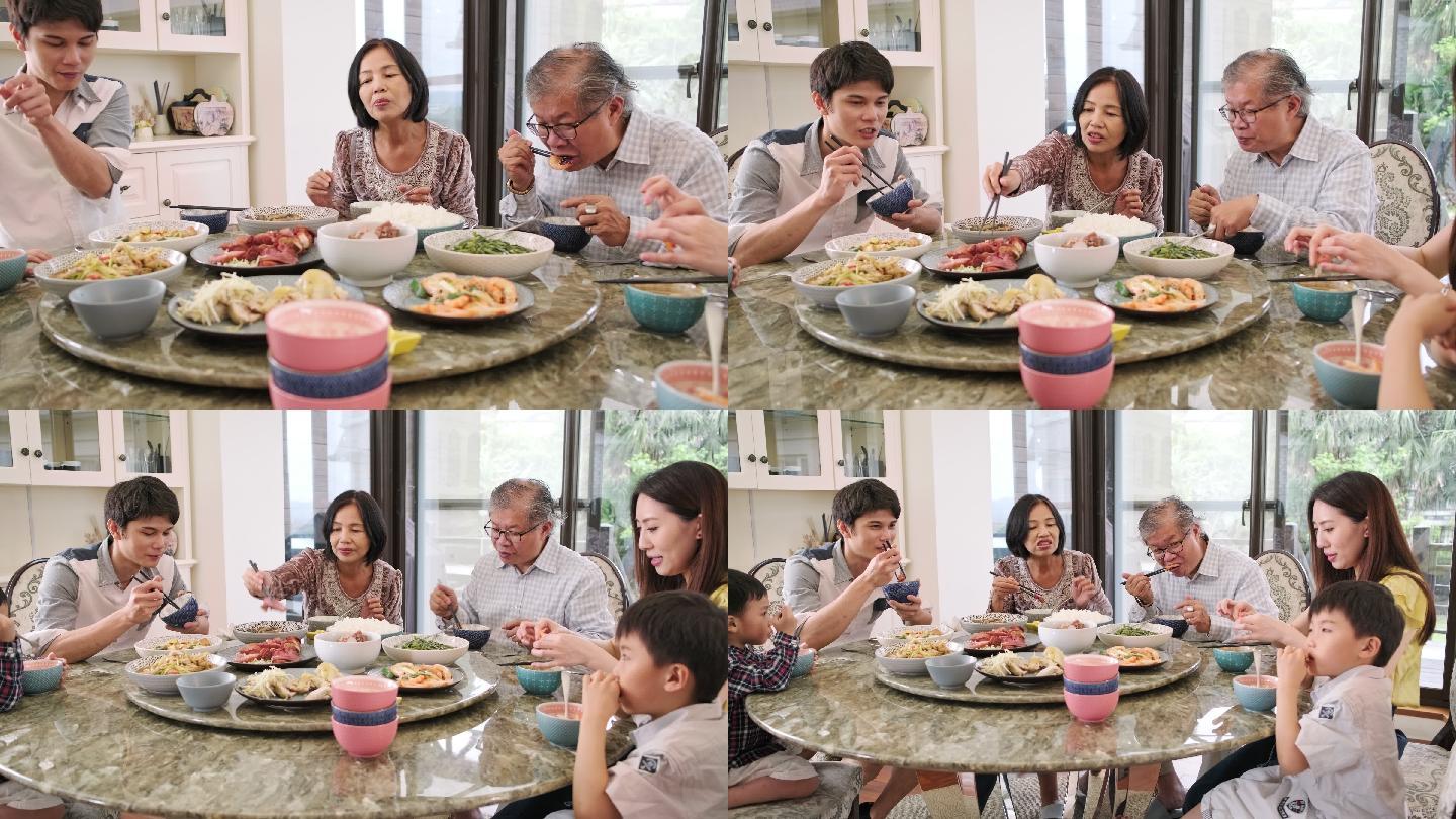 一家人聚在家里吃午饭