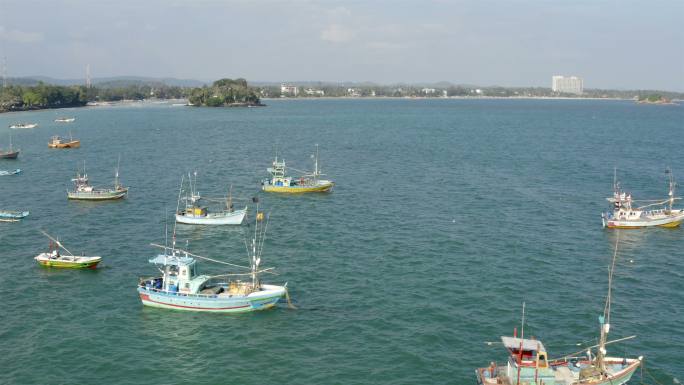 渔船停靠在斯里兰卡南部海岸线上