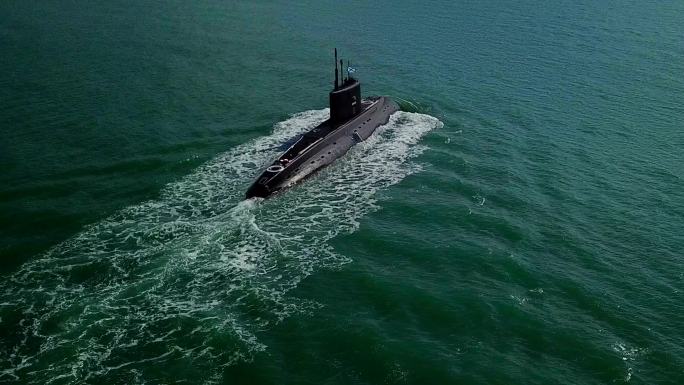 公海上的潜艇大海航行军舰军事武器核潜艇