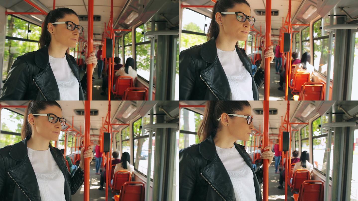 坐电车旅行的年轻女子。