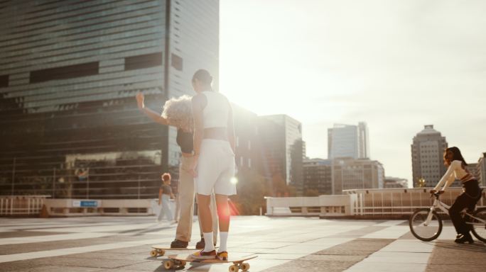 年轻人在城市里玩滑板