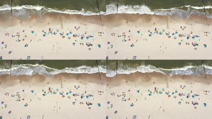 海滩上挂着五颜六色的遮阳伞