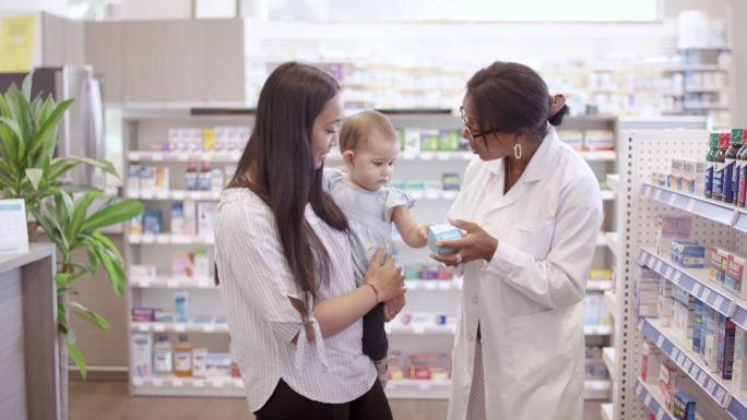 药剂师帮助一位母亲选择药物