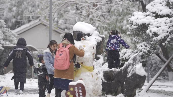 下雪天一家人在堆雪人
