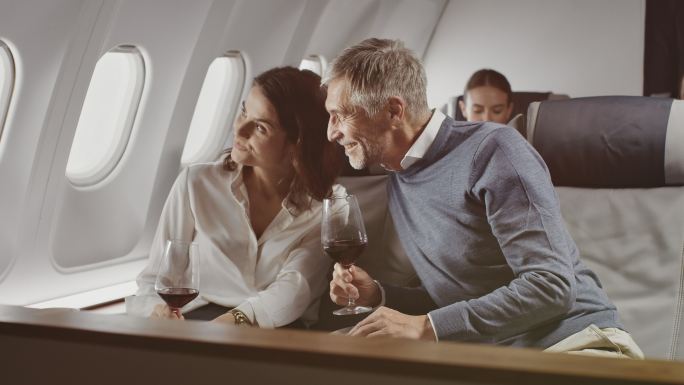 在公务机上享用红酒的同事