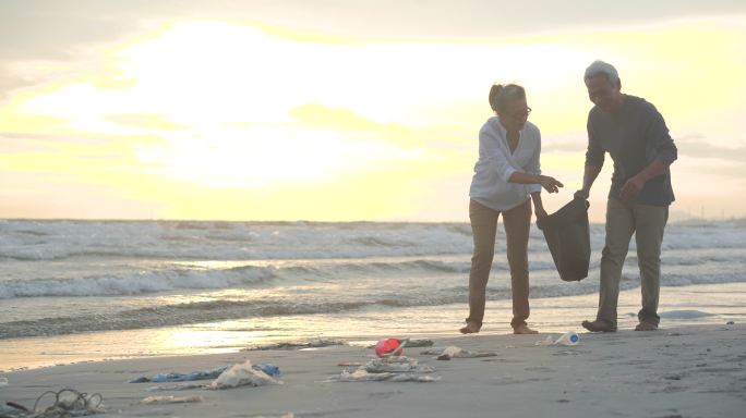 清理海边垃圾的夫妇